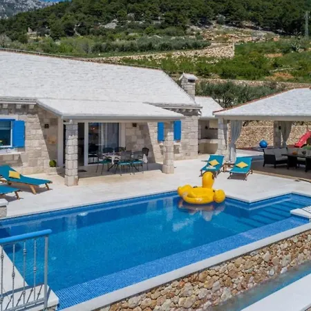 Charming With Pool Bol