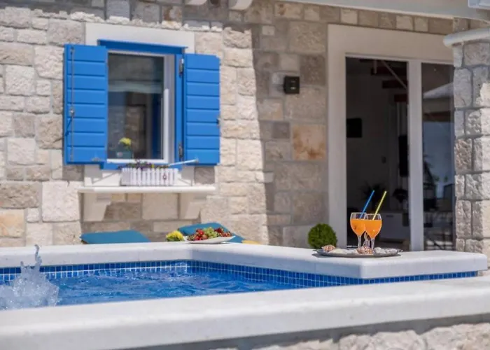 Villa Charming With Pool Bol