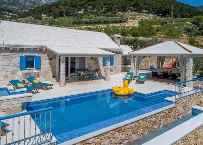 Charming With Pool Bol