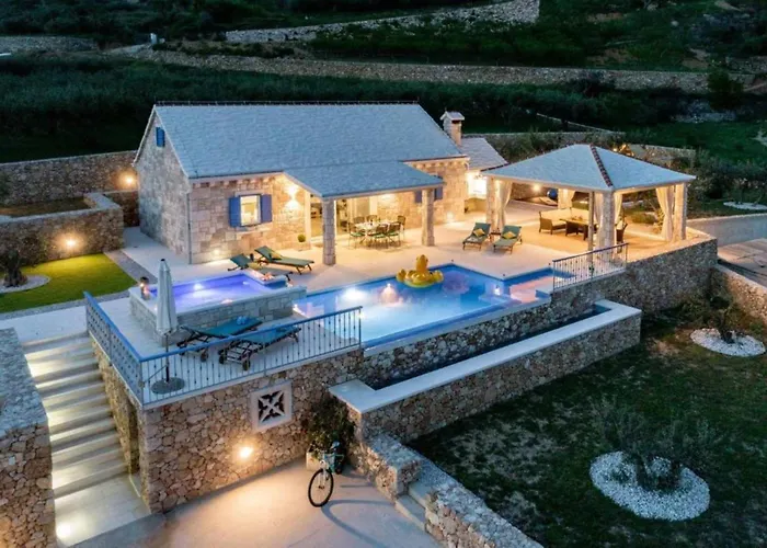 Charming With Pool Villa Bol