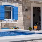 Villa Charming With Pool Bol