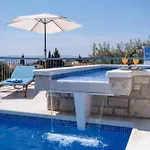 Villa Charming With Pool Bol
