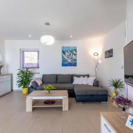 Charming With Pool Bol