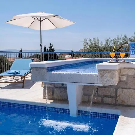 빌라 Charming With Pool 볼