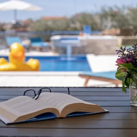 Charming With Pool * Bol