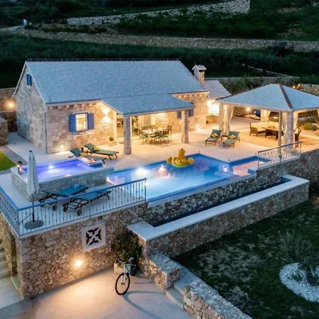 Charming With Pool Villa Bol