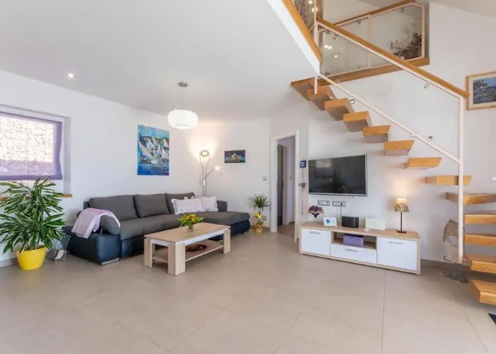 Charming With Pool فيلة