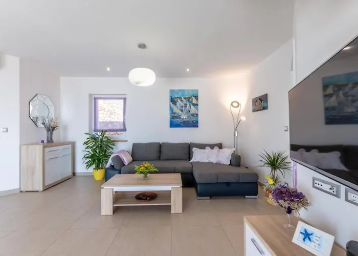 Charming With Pool بول