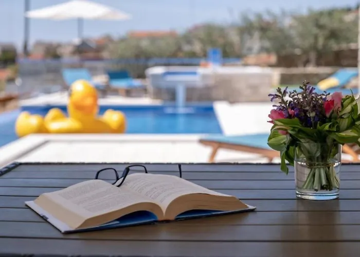 Charming With Pool * بول