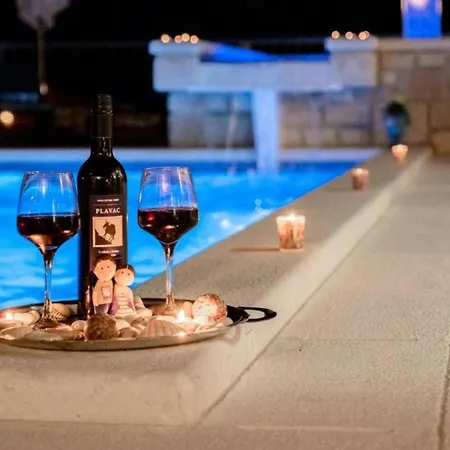 Charming With Pool * Bol