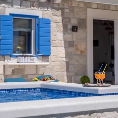 Villa Charming With Pool Bol